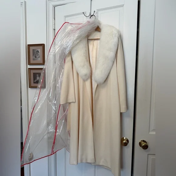 Absolutely Stunning Winter White 100% Wool full length coat with Rabbit collar! - Picture 1 of 17